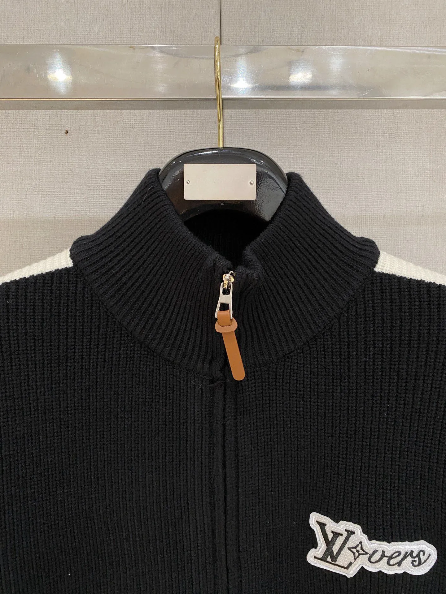 🅿️540 【LV Louis Vuitton】Autumn and winter classic cardigan sweater, in full condition! ! ! Wool blended fabric, the latest model in 2025, golden ratio! ! Slim-fitting soft gold, versatile and practical item, the combination and practicality are extremely powerful, simple and elegant, and classy! To create your own style, it is highly recommended to buy it in two colors. The standard slim fit tailoring process is suitable for both young and old men. It is knitted from wool and will not cause any discomfort! While keeping warm, it is stylish, textured and wearable, and the classic logo with contrasting colors on the chest feels in place! ! Recommended for regular customers! ! Size M-3XL (maximum wear: 190 pounds)